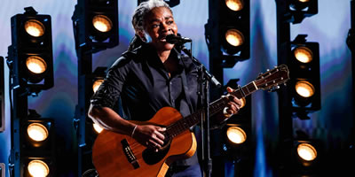 tracy chapman refuses to stream music: advocating for physical music purchases