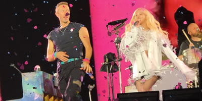 rosÉ of blackpink joins coldplay for an unforgettable ‘apt.’ duet in seoul